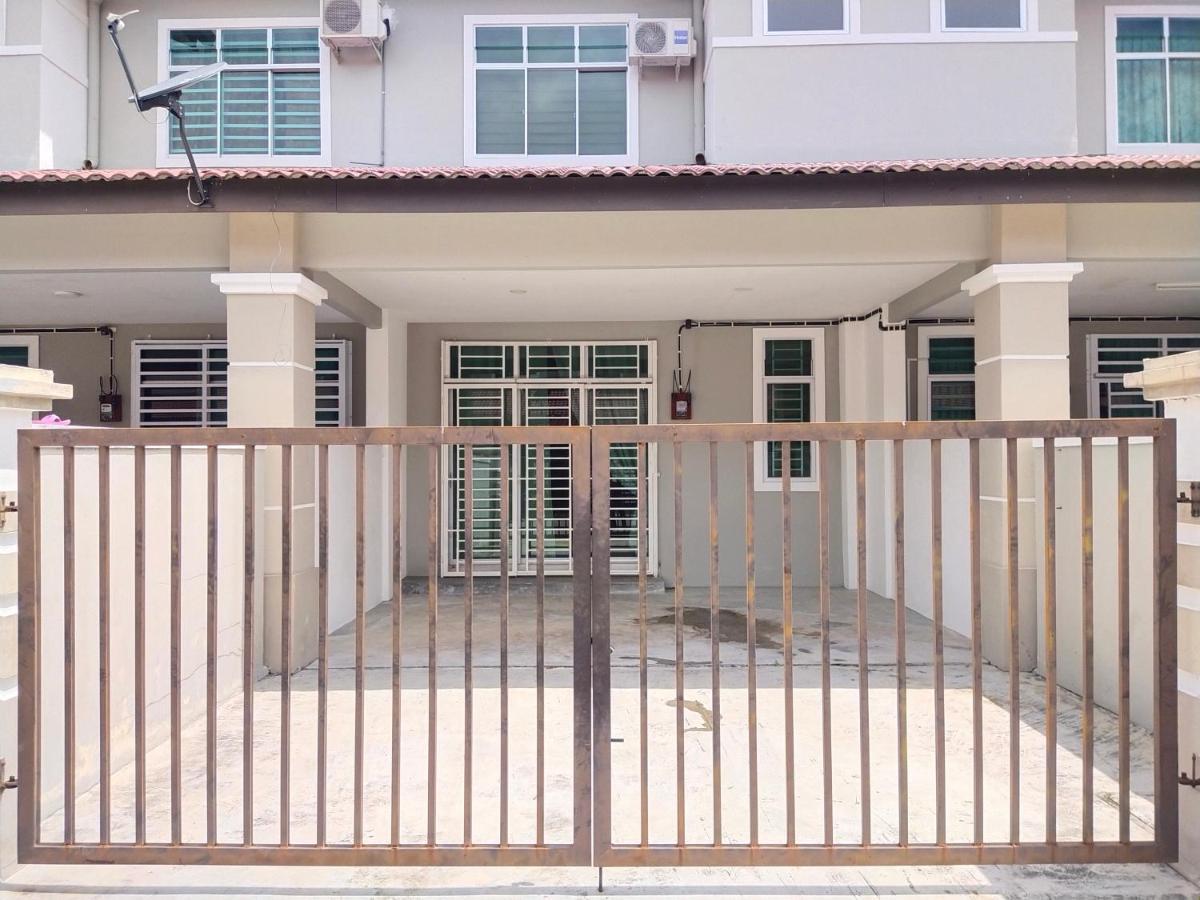 Axaida Homestay Parit Jawa Bakar Parit Exterior foto